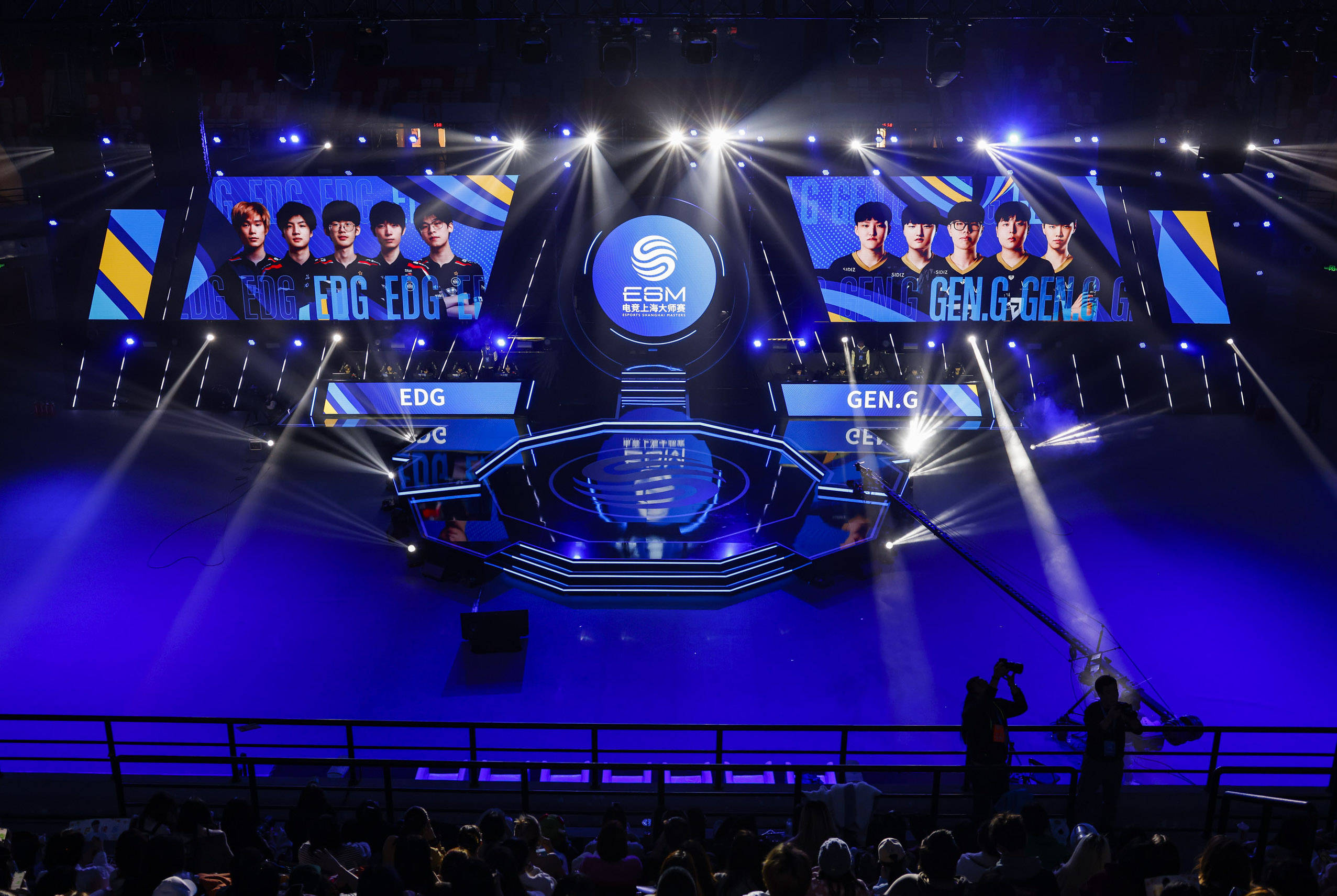 粉丝举着应 粉丝举着应