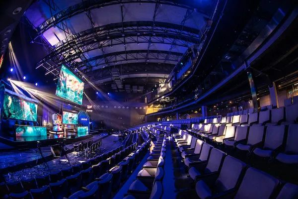 但穆勒在更 但穆勒在更