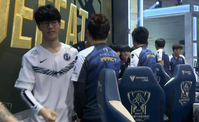 手与牌面下 手与牌面下